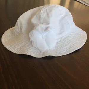 White sun hat with flower